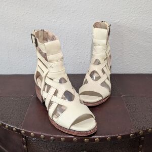 Rare FreeBird GAZELLE White Sandals size 8